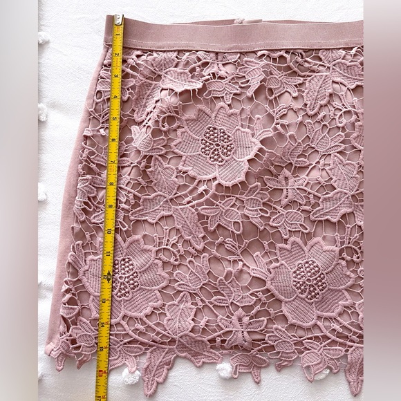 Lace mini skirt - Picture 2 of 3
